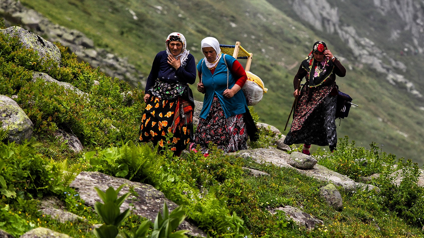 Yayla yolunda kadın